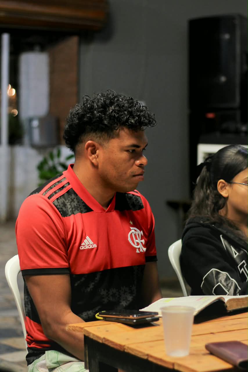 Participante acompanha o estudo em grupo