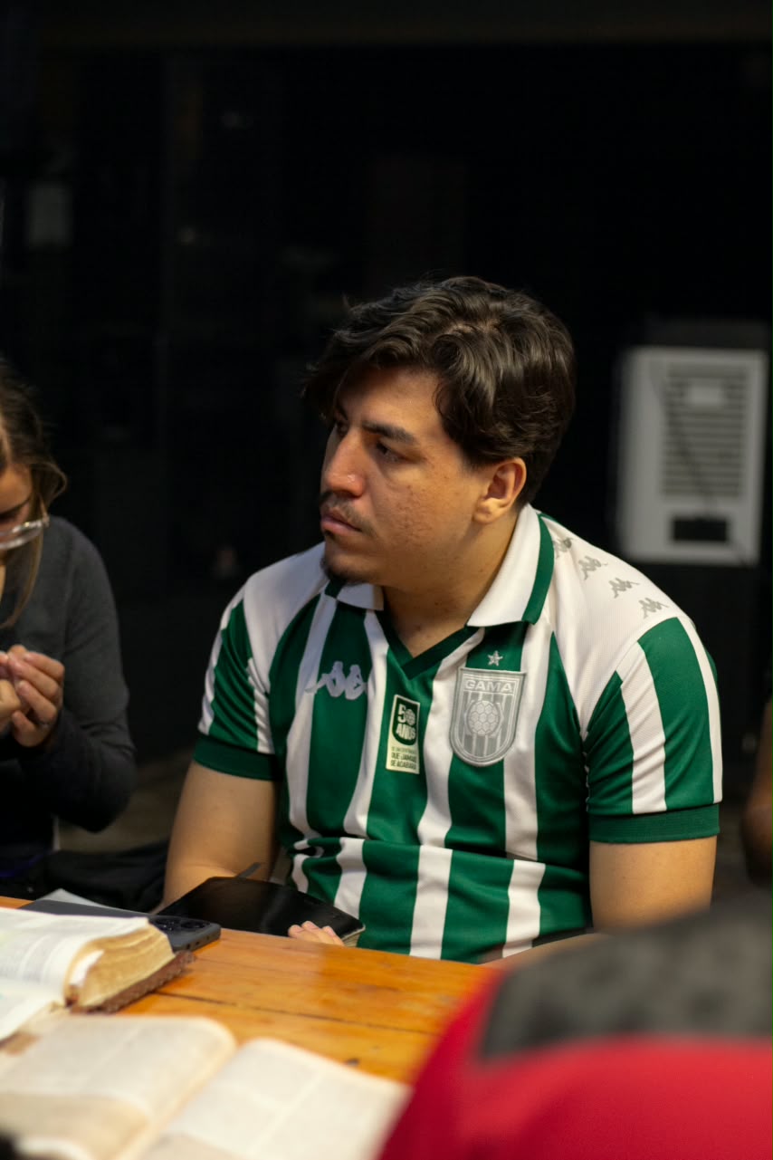 Participante com a Bíblia aberta à mesa