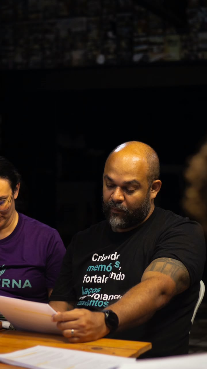 Participante acompanha o estudo da Palavra