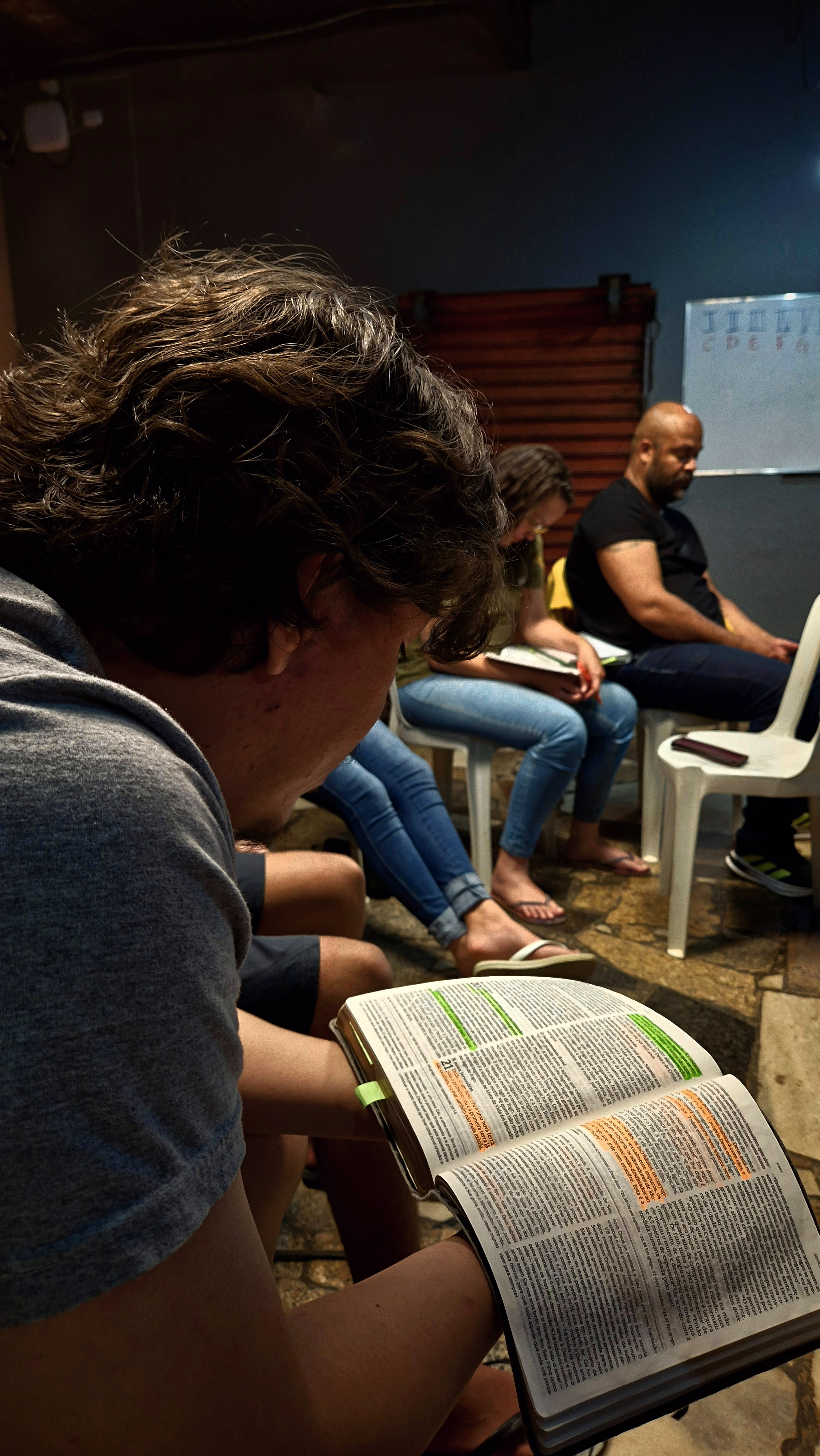 Participante lê a Bíblia durante o encontro de discipulado