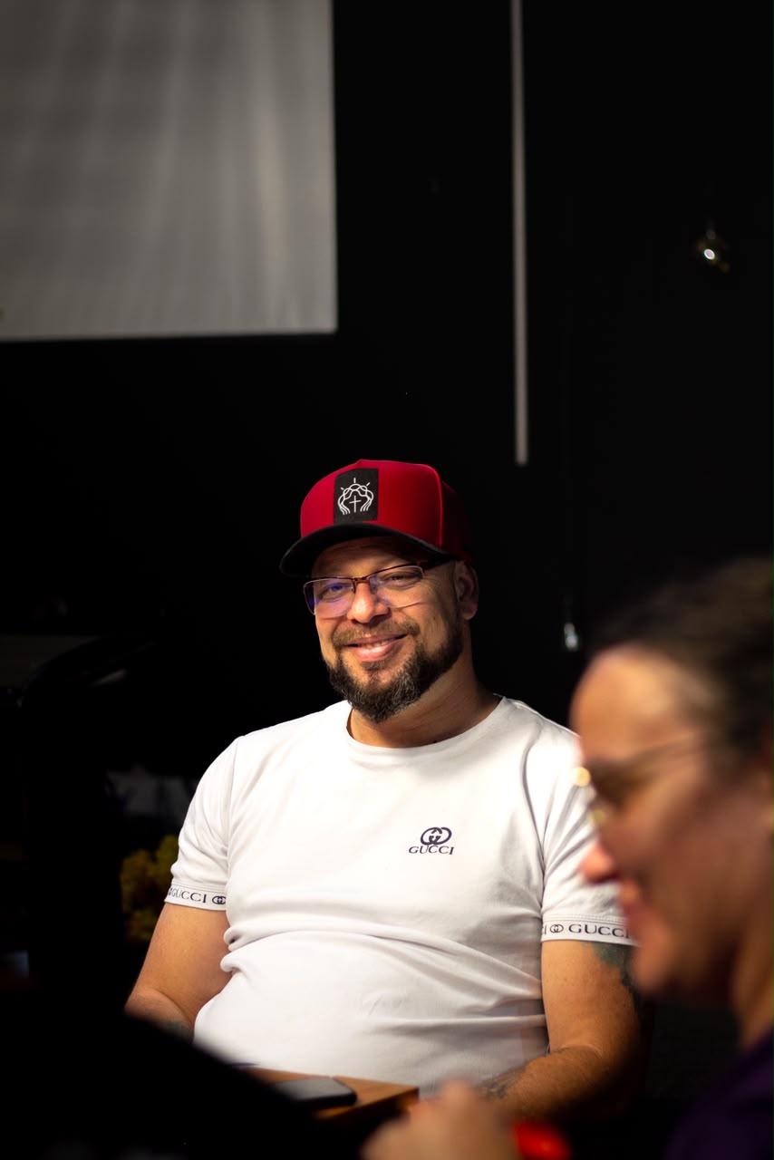 Participante sorri durante uma conversa em comunidade