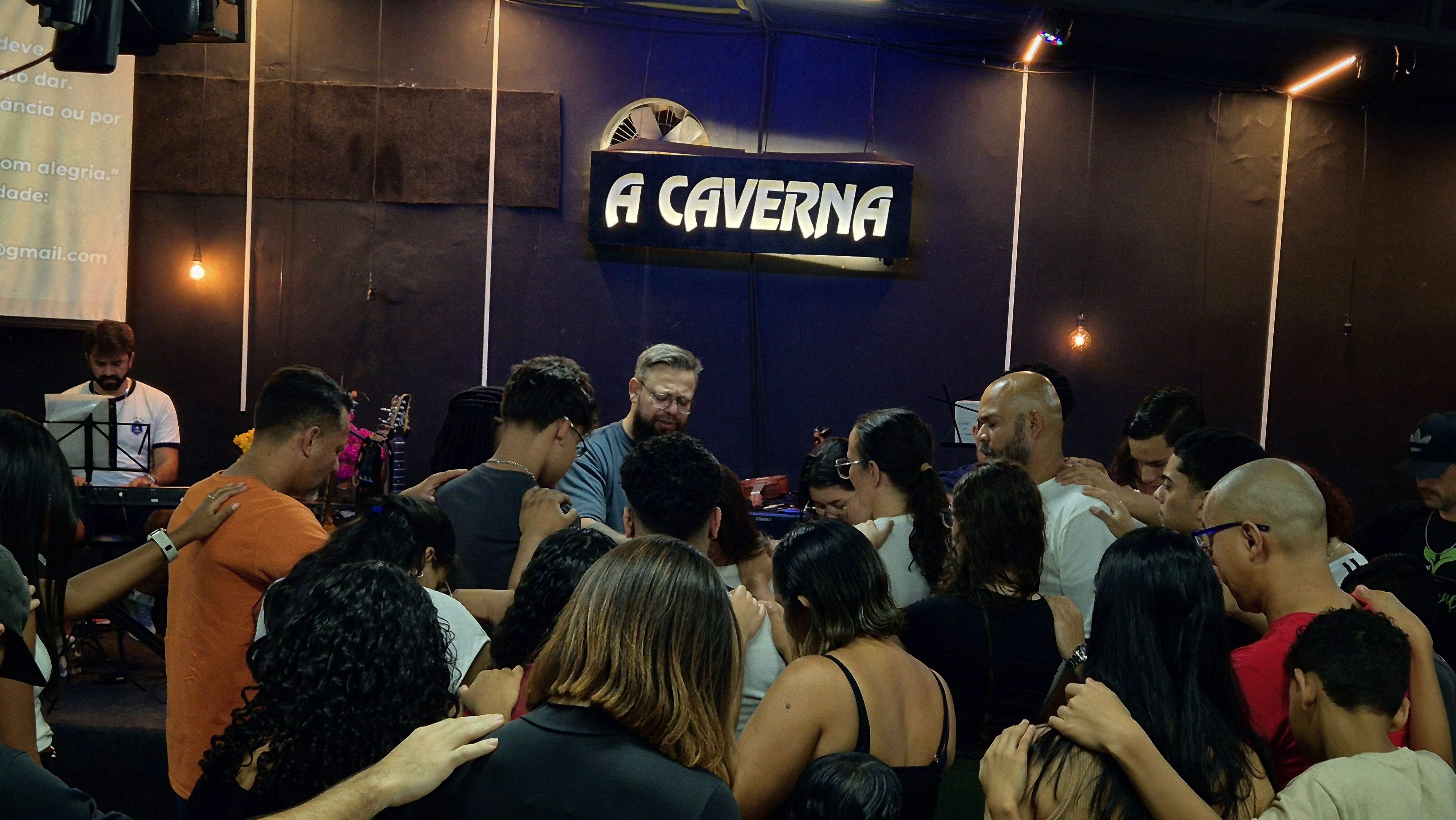 Comunidade reunida em oração